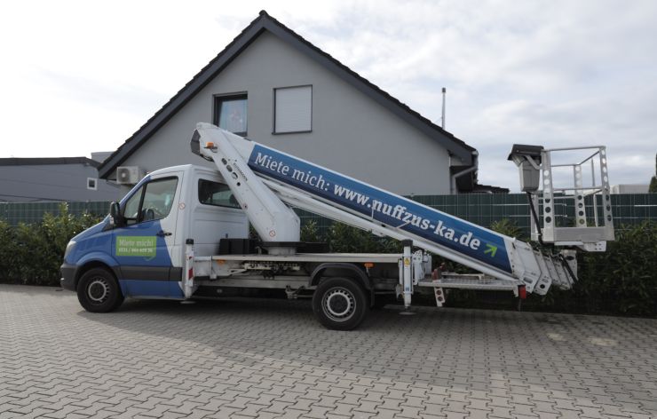 Gelenkteleskop vor einem Haus